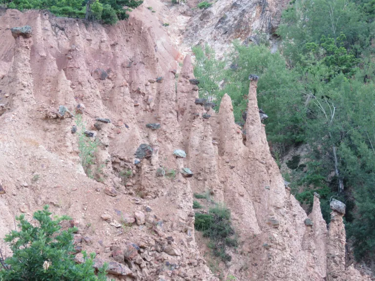 Pink earth pillars capped with stones at Đavolja Varoš